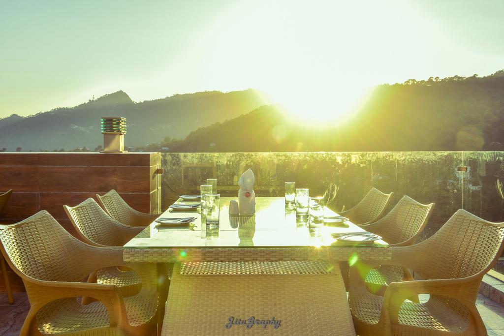 Hotel Whispering Winds Kasauli Exterior foto